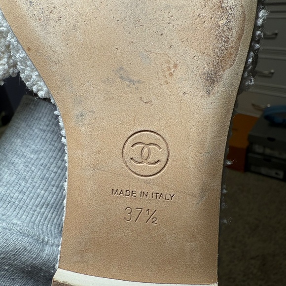 White Chanel slides w pearl accent - Picture 6 of 9